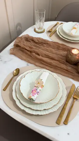 Dinning table set up #diningtabledecor #tablesettingideas #whiteandgold