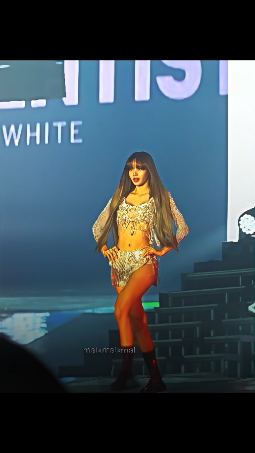 Lisa walk ateee--- #lisa #funkdobounce #blackpink #blink #edit #sooyaditxy #samditxy #catwalk 