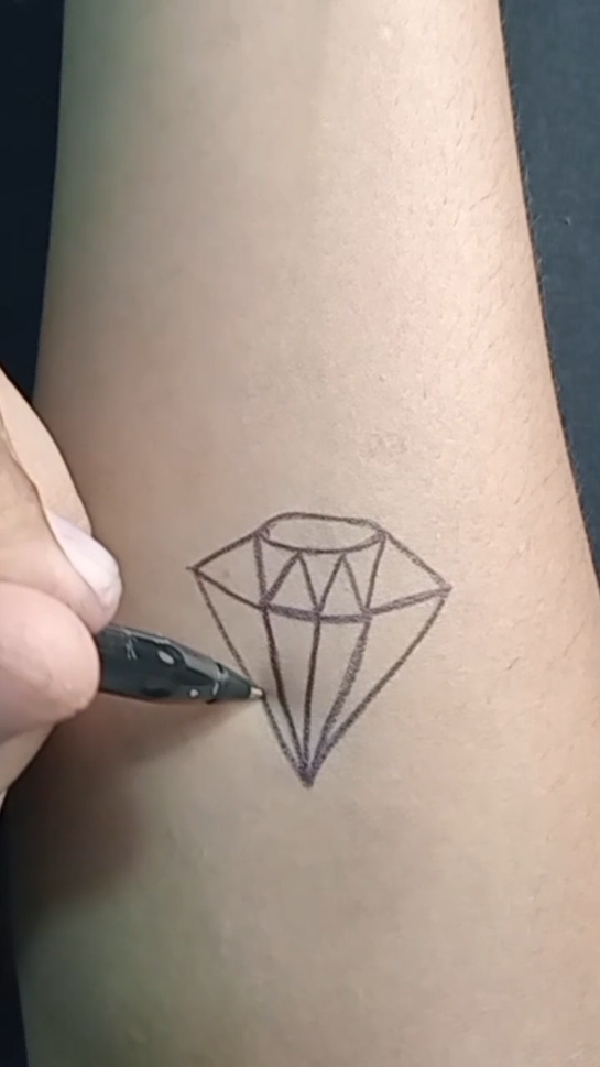 Diamond tattoo design with pen. || Tatuagem com caneta diamante. ideias de tattoo. #arts #tattoolover #tatuaje #DIY 