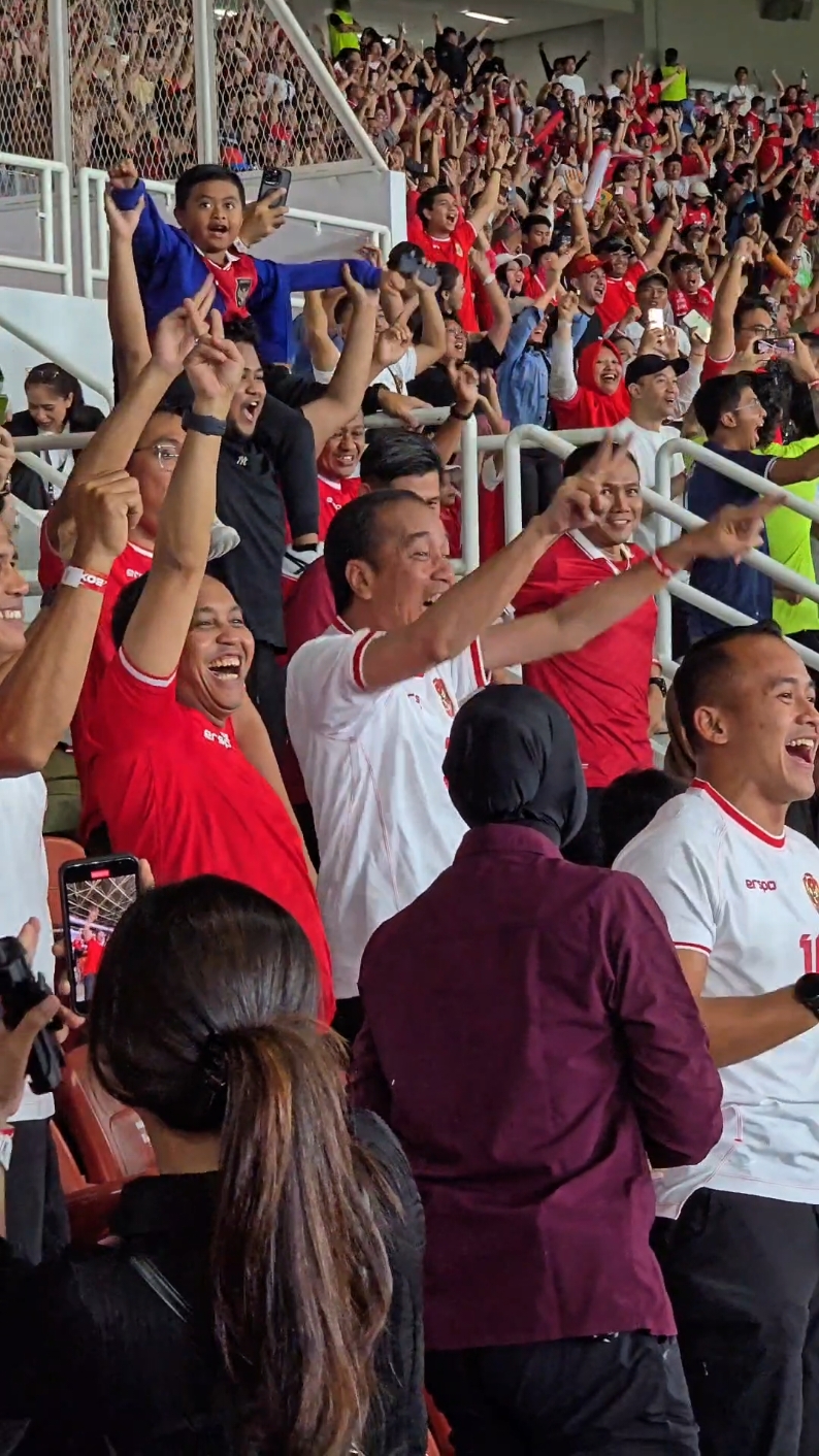 Goooolllll lagi! 2-0 Indonesia vs Arab Saudi Pak Jokowi senang, saya senang, semuanya gembira! Menyala Timnasku! #timnasday 