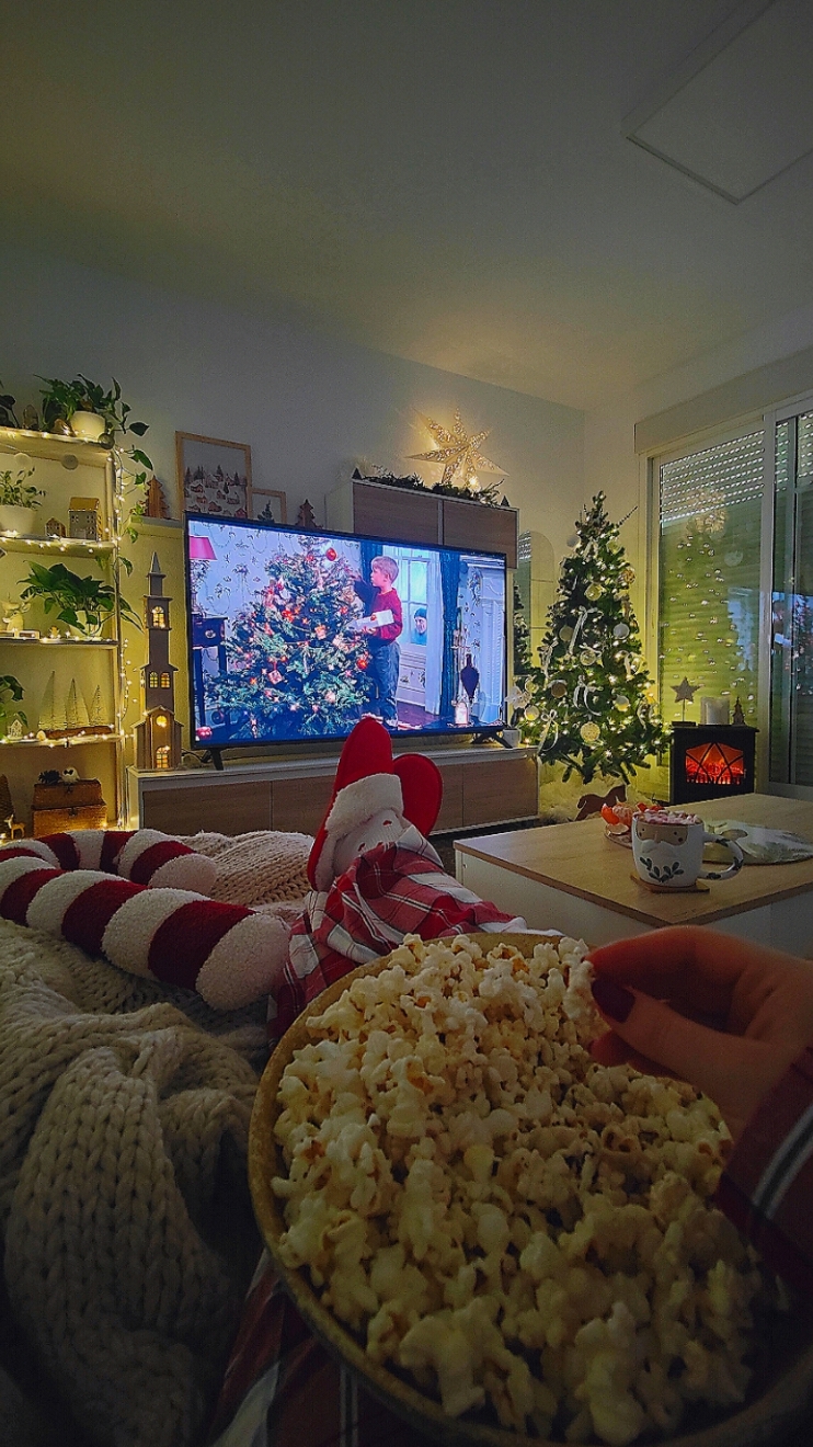 😃😃😃 My favorite Christmas movie ❤️ . . #homealone #kevin #christmas #christmasmovie #christmasdecor #christmastrees #asmr #funnyvideos😂 