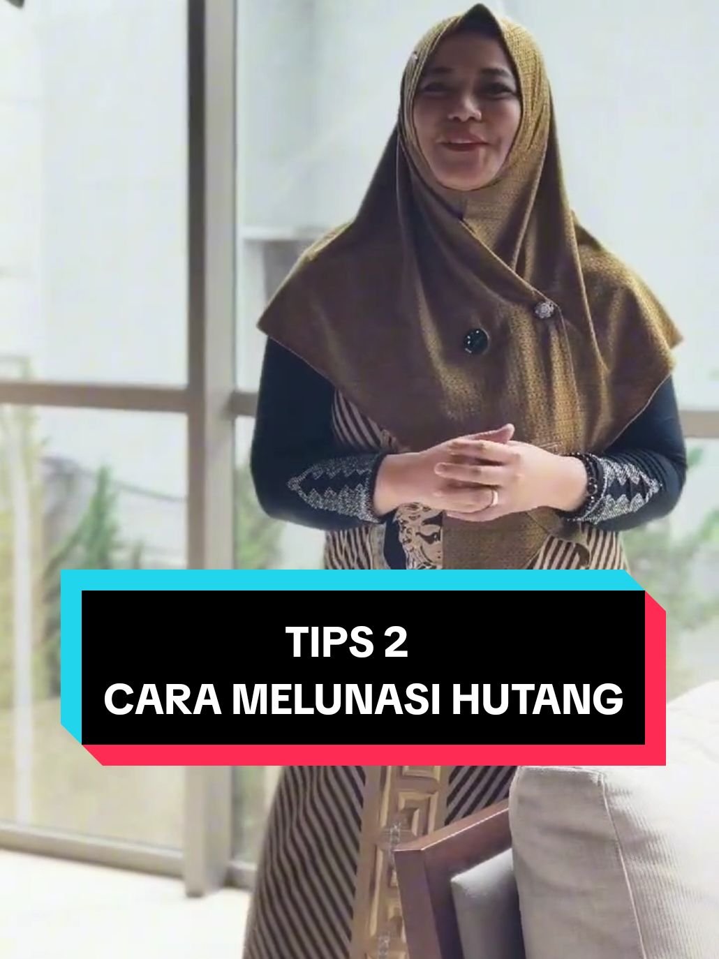 Tips 2 Melunasi Hutang: Jual Aset dan Turunkan Gaya Hidup Sebetulnya ada cara paling mudah untuk menyelesaikan hutang. Tapi cara ini sering terasa paling sulit bagi sebagian orang. Caranya? Jual aset yang dimiliki dan turunkan gaya hidup. Misalnya, jika biasanya menggunakan mobil mewah, coba beralih sementara ke motor. Kenapa ini sulit? Karena sering kali kita khawatir dengan pandangan orang lain. Tapi kenyataannya, keputusan ini bisa membantu kita melunasi hutang lebih cepat. Setelah semua hutang selesai, kita tetap bisa membangun kembali aset yang lebih baik tanpa tekanan. Fokus pada solusi jangka panjang, bukan gengsi sesaat. #TipsMelunasiHutang #BijakKeuangan #PrioritasHidup #lunashutang 