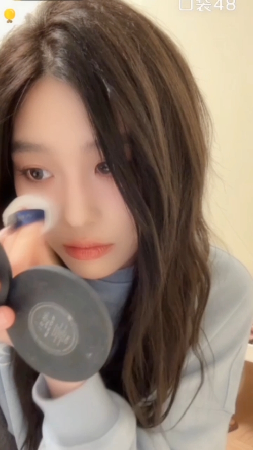 yiyi: live thì live chứ con gái thì phải makeup mới đẹp 🤭 #王奕#wangyi#vươngdịch#snh48teamhii