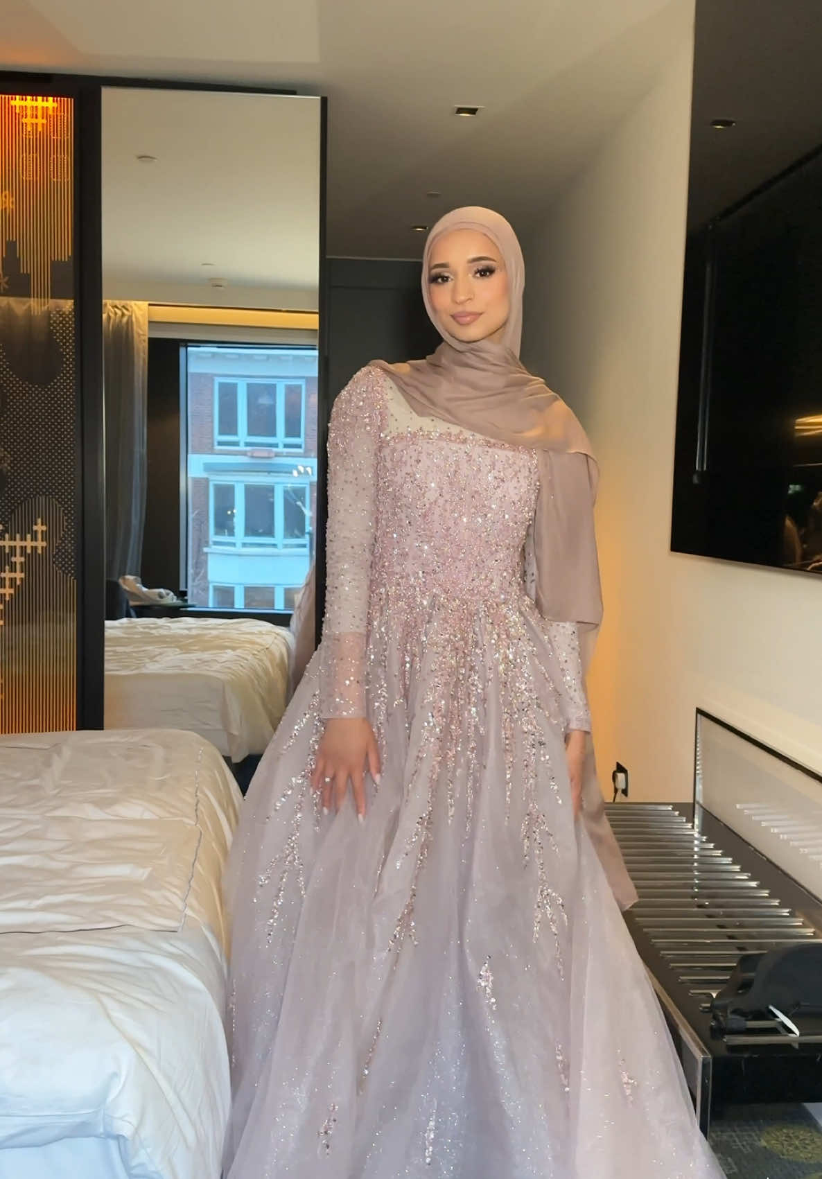 I became hijabi Galinda🥹🎀👑 thankyou so much meta for inviting me to the redcarpet premier 🥹 dress @Esteleslondon @Wicked Movie @universalpicturesuk @Universal Pictures #wickedpremier #hijabigirls #hijabifashion 