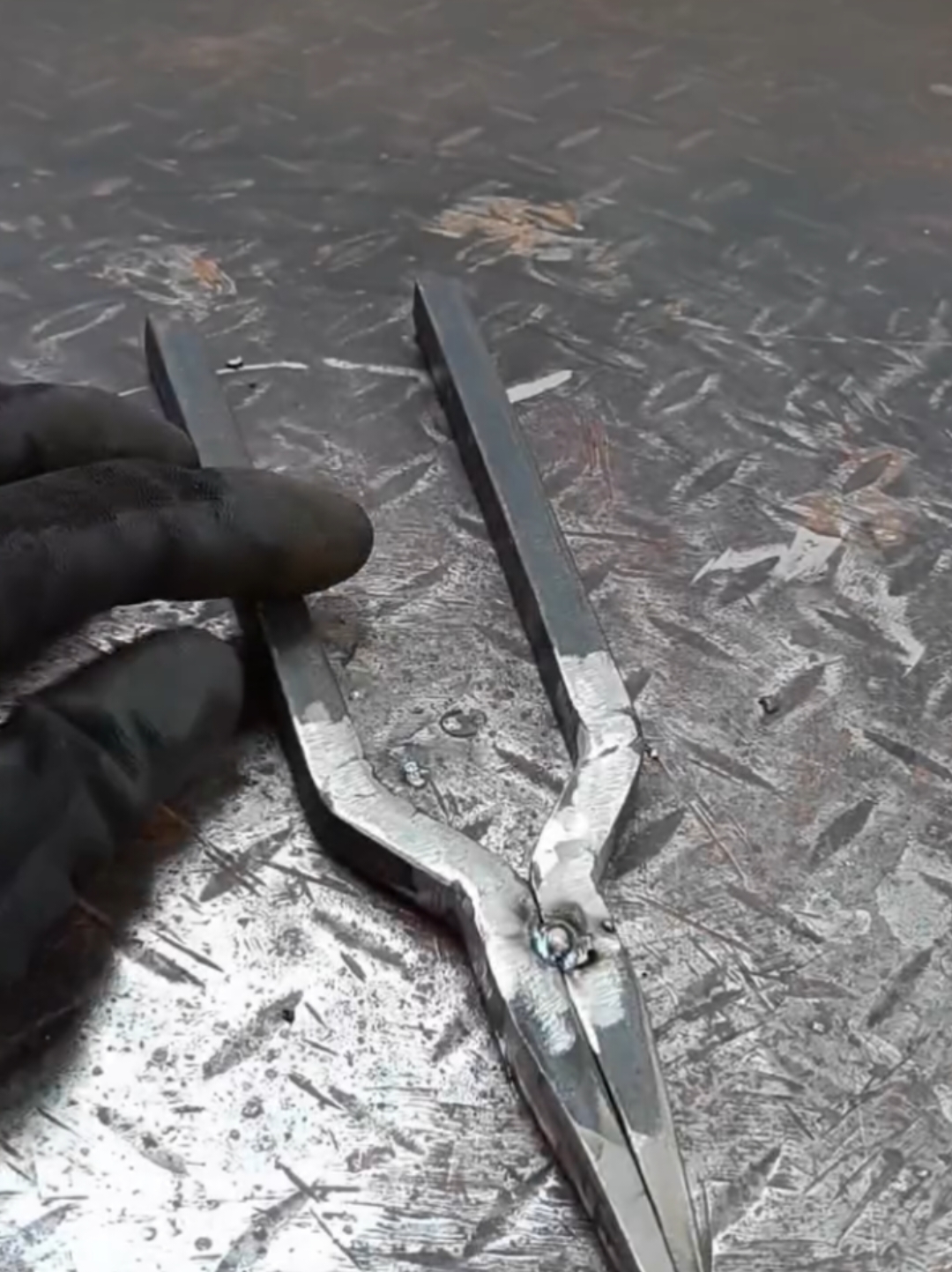 DIY Creative ideas for making spinner pliers #welding #fabrication #weldernation #weldinglife #weldingschool #pipewelder #steel #metalwork #DIY #diyproject #metal #crafting #steel#metalwork #weld #handmade #toolstoday 