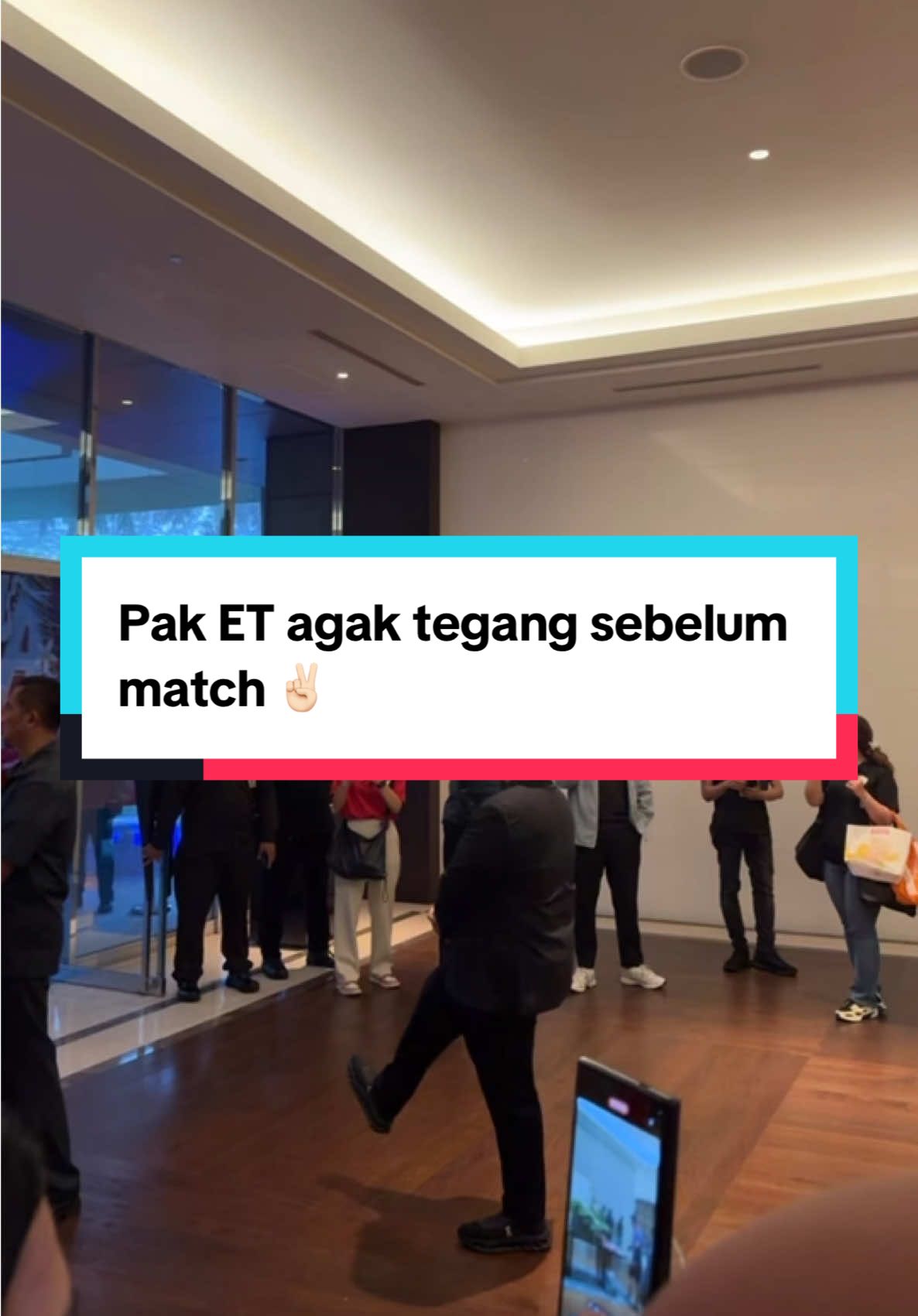 Ada moment lucu menurut mimin, di Fairmont pas Pak @Erick Thohir menunggu Timnas keluar untuk jalan ke GBK, Pak ET agak tegang. He knows this match really important. 3 points pak, thank you for always supporting and giving your best to Timnas 👏🏻 #TimnasDay #KitaGaruda #TimnasIndonesia #fyp #ErickThohir