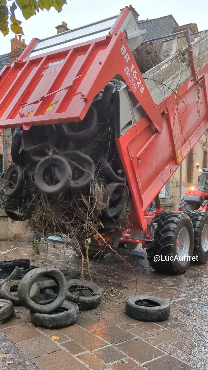 Manifestation des agriculteurs en colère à Rodez. Des tonnes de déchets sont déversées devant et dans la cour de la préfecture. #agriculteurs #agriculture #agriculteur #Rodez #France #mercosur #farmer #bauern 