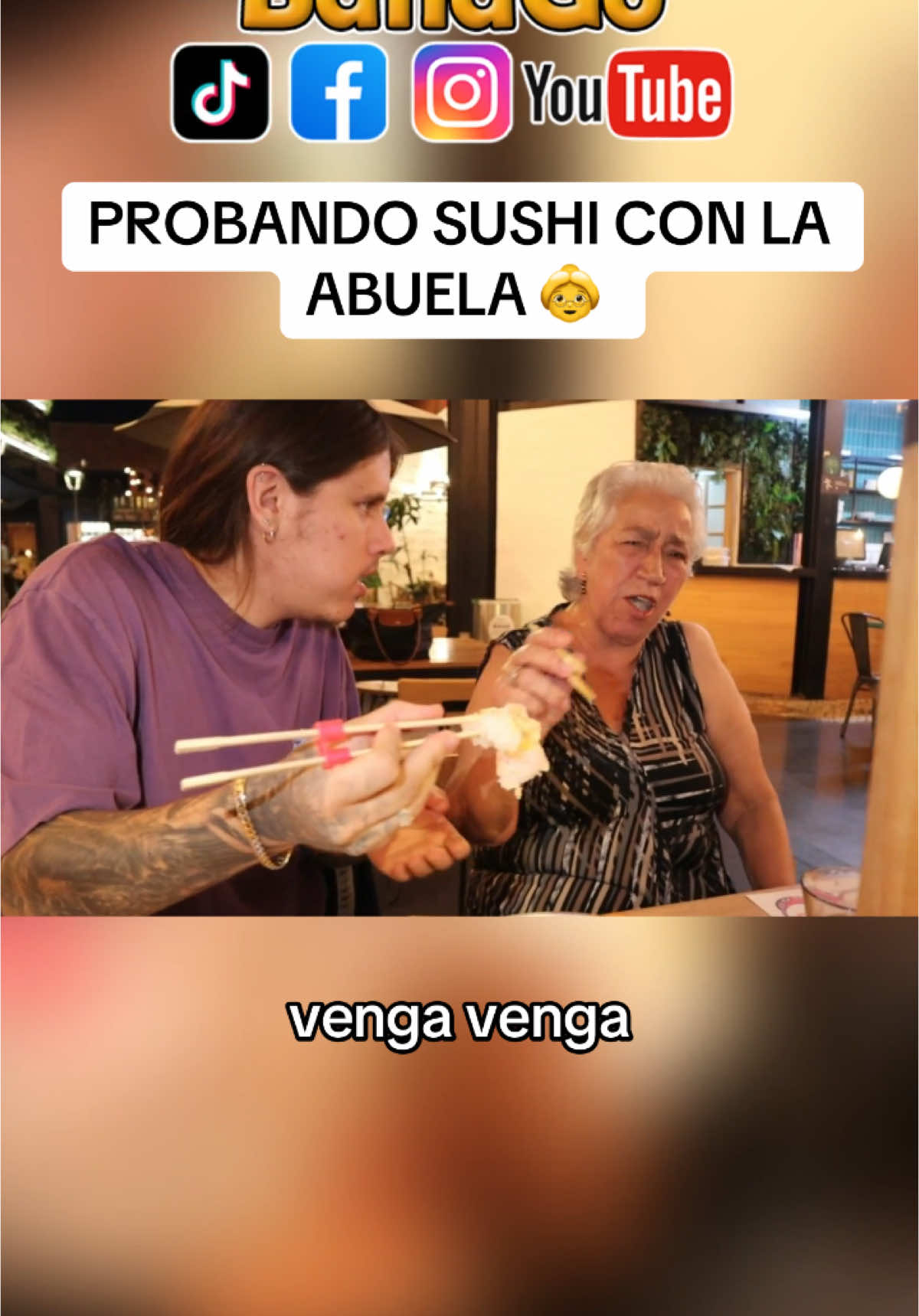 Probando sushi con la abuela 🤣🤣 #sushi #sushilover #abuela #amigos #risas 