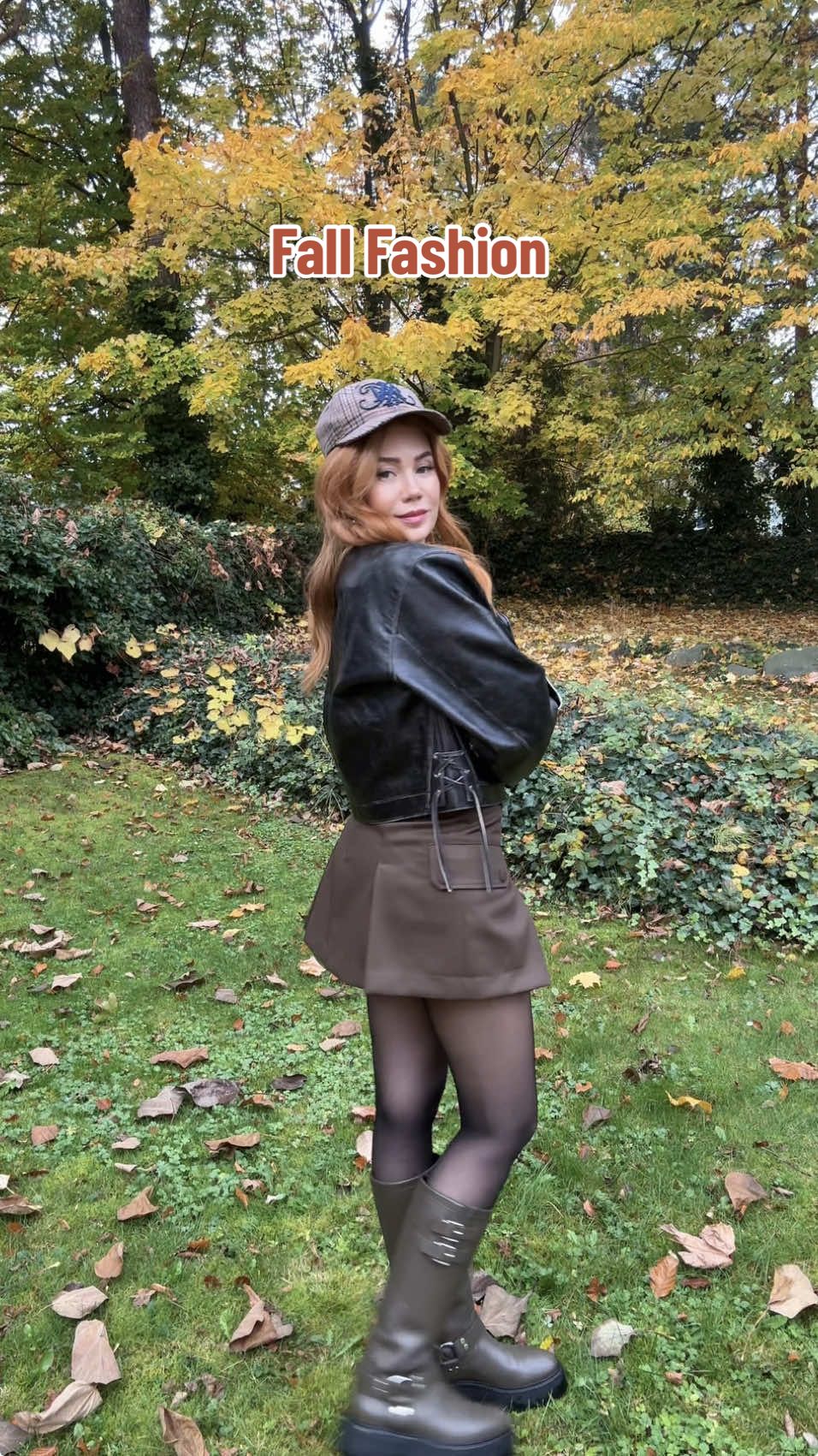 Der Herbstwald ist mein Changing Room. In welche (Kastanien-)Schale werft ihr euch im Herbst am Liebsten?  The autumn forest is my changing room. What’s your go-to (chestnut) vibe for fall? #fallfashiontrends #fallfashiontrends2024 #OOTD 