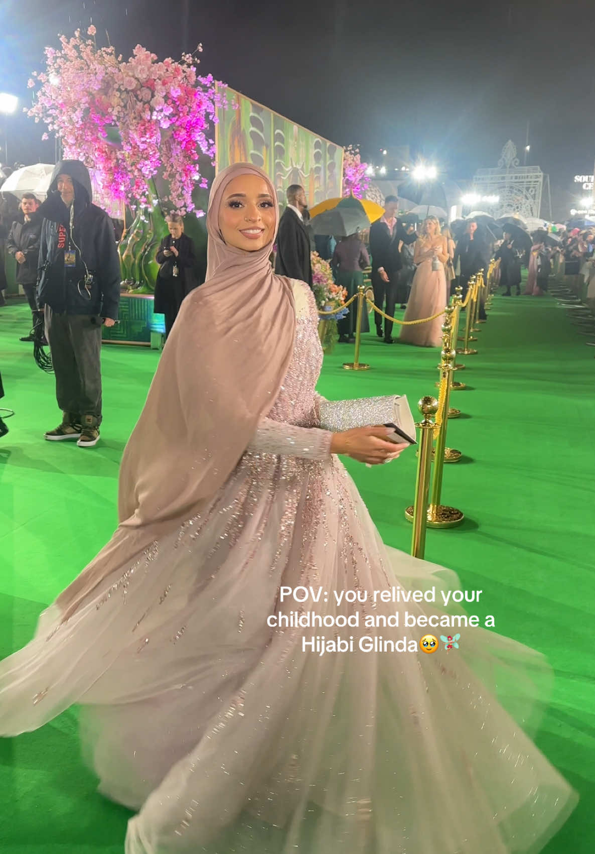 Who else loved wizard of oz when they were younger 🥹🥹🥲🧚🏼‍♀️ @Wicked Movie @universalpicturesuk #wickedpremier #hijabi #hijabigirls 