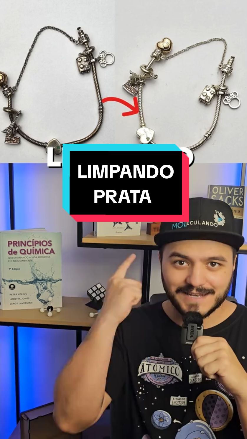 🚨 LIMPANDO OBJETOS DE PRATA 🧼🧪 Com o passar do tempo, objetos de prata tendem a escurecer devido a uma reação química entre a prata e compostos presentes no ar, principalmente aqueles que contêm enxofre. Essa reação resulta na formação de sulfeto de prata, um material escuro que se acumula na superfície do objeto. Fatores como suor e maresia aceleram esse processo devido à presença de sais e umidade. Além disso, o suor contém o aminoácido cisteína, que pode gerar ácido sulfídrico em contato com a água, facilitando ainda mais a formação do sulfeto de prata. O uso de alumínio, sal e água é uma forma prática de reverter esse escurecimento, pois o alumínio é mais propenso à oxidação do que a prata. Em um meio eletrolítico formado pela mistura de água e sal, o alumínio 