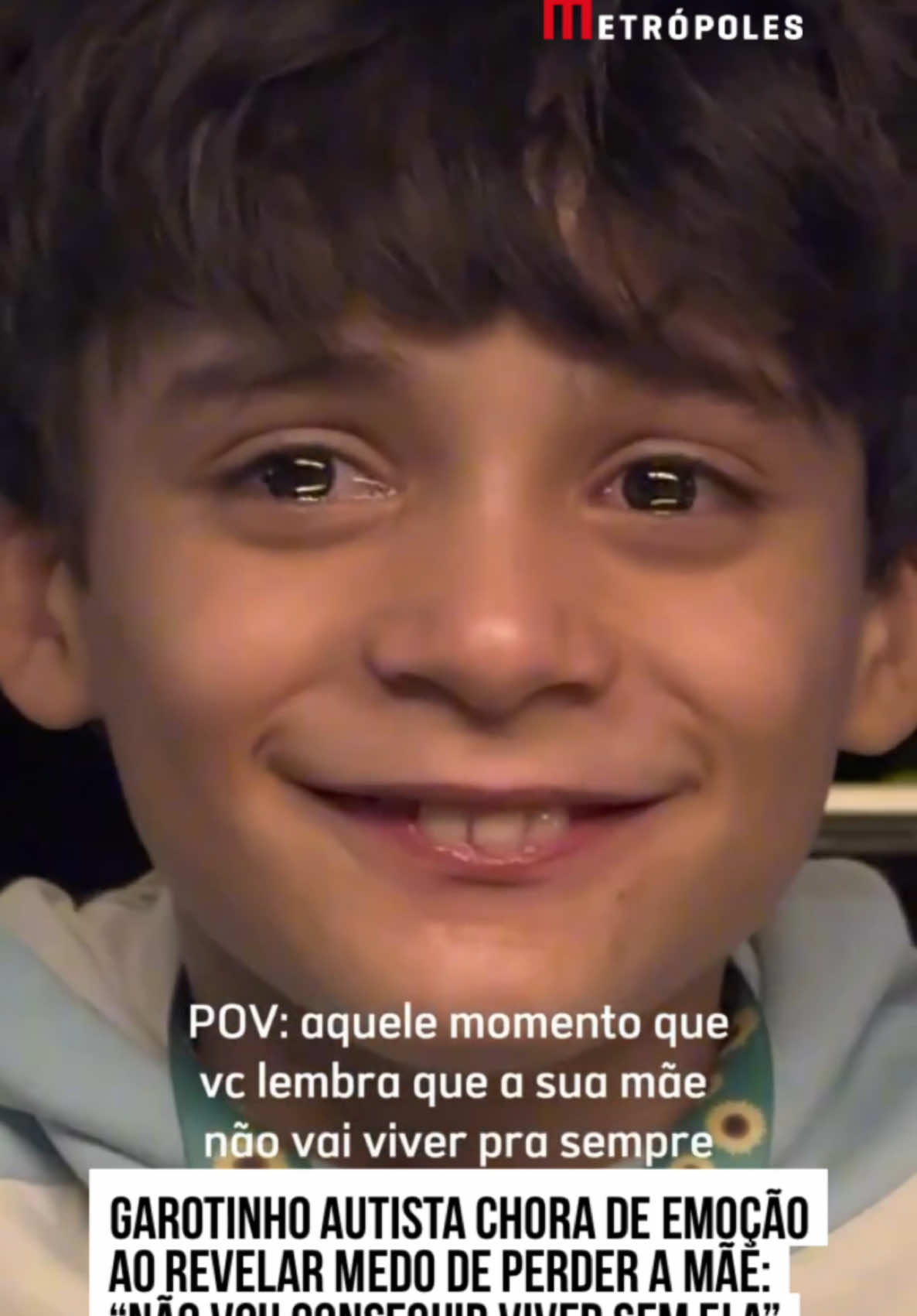 💔🥹 Este vídeo é sobre #família e a fragilidade da #vida (e se eu tô chorando aqui, vocês também vão chorar comigo 😭)… Um garotinho de nove anos de idade, morador de #Ceilândia, no #DistritoFederal, levou às lágrimas milhares de seguidores por conta de um pensamento que teve sobre o próprio futuro e o grande #amor que sente pela #mãe. Miguel Henrique, que tem paralisia cerebral, é autista e TDAH, foi gravado por Vitória Neves com os olhinhos cheios de lágrimas. Ao Metrópoles, ela contou que eles conversavam sobre um #amigo do menino que havia perdido a mãe após luta contra um câncer. “Ele disse que o amigo estava sem mãe e se emocionou enquanto me olhava”, disse. No vídeo é possível ouvir que ela pergunta se ele está emocionado, e Miguel até tenta disfarçar. “Não, é só suor”, diz o garotinho, já secando os olhos. Vitória insiste e pergunta para ele o que o incomoda, quando o pequeno novamente chora, revelando a preocupação que tem sobre quando se tornar adulto. “É por causa que quando eu ser adulto eu não vou conseguir viver sem minha mãe (SIC)”, responde sem conter a emoção. “Oh, meu amor, mas cê vai viver comigo por muito tempo”, consola Vitória, também com voz embargada. A cena causou muita comoção nas redes sociais, inclusive com vários relatos de pessoas que perderam suas mães, além de pais que têm o mesmo temor que rondou o coração do Miguel naquele momento: o fato de não sermos eternos. “Ele carrega o medo de muitos de nós”, comentou um. “As mães eram para serem eternas”, constatou outro. “É o maior medo de um filho, mas é maior o medo de uma mãe deixar o seu filho”, lamentou outra. #TikTokNotícias 📹 @vitorianeevs 