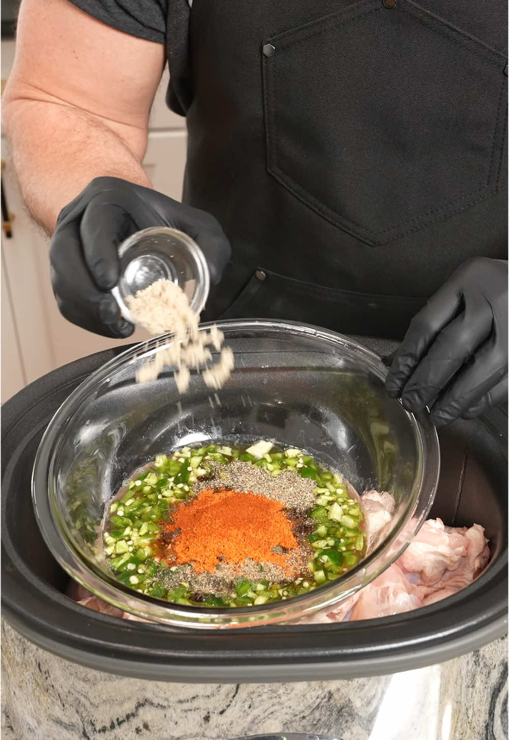 Thai chili chicken wings in the slow cooker #gamedayfood #chicken #easycooking 