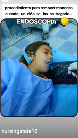 La endoscopia para retirar monedas tragadas por niños es un procedimiento relativamente común. Se realiza de la siguiente manera: 1. **Preparación**: El niño se evalúa y se prepara para el procedimiento. Dependiendo de su edad y estado, puede ser necesario ayunar durante algunas horas. 2. **Anestesia**: Se le administra anestesia general al niño para asegurar que esté cómodo y no sienta dolor durante el procedimiento. 3. **Endoscopio**: Se introduce un endoscopio, que es un tubo delgado y flexible con una cámara en el extremo, a través de la boca y el esófago hasta llegar al estómago. 4. **Localización de la moneda**: El médico utiliza la cámara del endoscopio para localizar la moneda en el tracto digestivo. 5. **Extracción**: Una vez localizada, se utilizan herramientas especiales que se pueden pasar a través del endoscopio para agarrar y retirar la moneda. 6. **Recuperación**: Después de que se retira la moneda, el niño es llevado a una sala de recuperación hasta que se despierte completamente de la anestesia. Este procedimiento suele ser seguro y eficaz, y en muchos casos, las monedas se pueden extraer sin complicaciones.