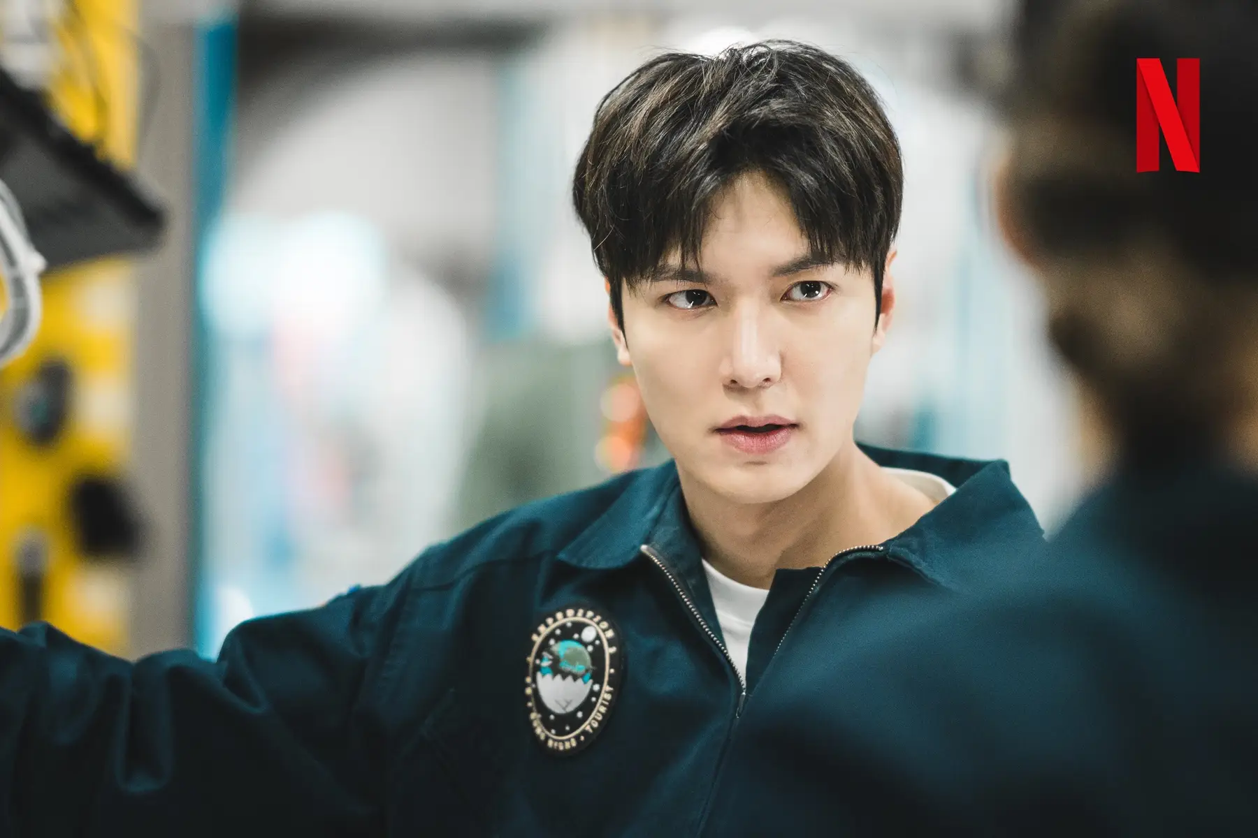 OB-GYN-turned-space-tourist Lee Min-ho meets space mission commander Kong Hyo-jin in sci-fi rom-com #WhentheStarsGossip. Coming January 4, 2025. Only on Netflix. #WhentheStarsGossip #별들에게물어봐 #LeeMinho #이민호 #KongHyojin #공효진 #OhJungse #오정세 #HanJieun #한지은 #KimJuhun #김주헌 #EL #이엘 #LeeChohee #이초희 #HeoNamjun #허남준 #whattowatch #Netflix #넷플릭스 #NetflixKorea #NetflixKcontent #Drakor #KSeries #Kdrama