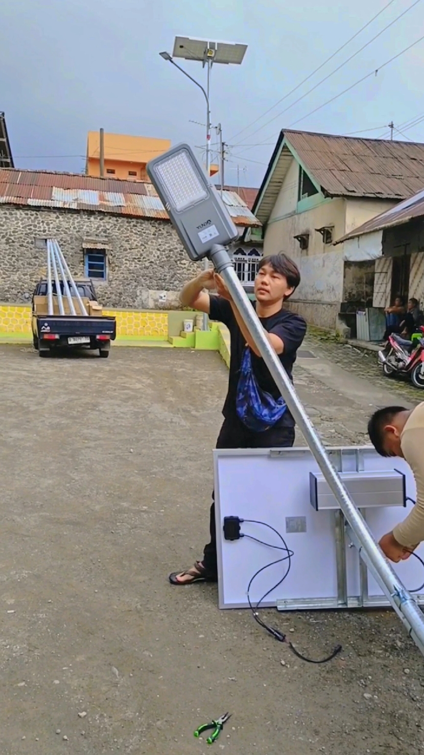 On Proses Pemasangan Lampu Jalan Tenaga Surya  Untuk Link pembelian bisa cek profil Bosku,matur Thank youu.. #pjuts #lamputenagasurya #lampupju #plts #solarpanel #energiterbarukan #fyp #hotdip #proyek 