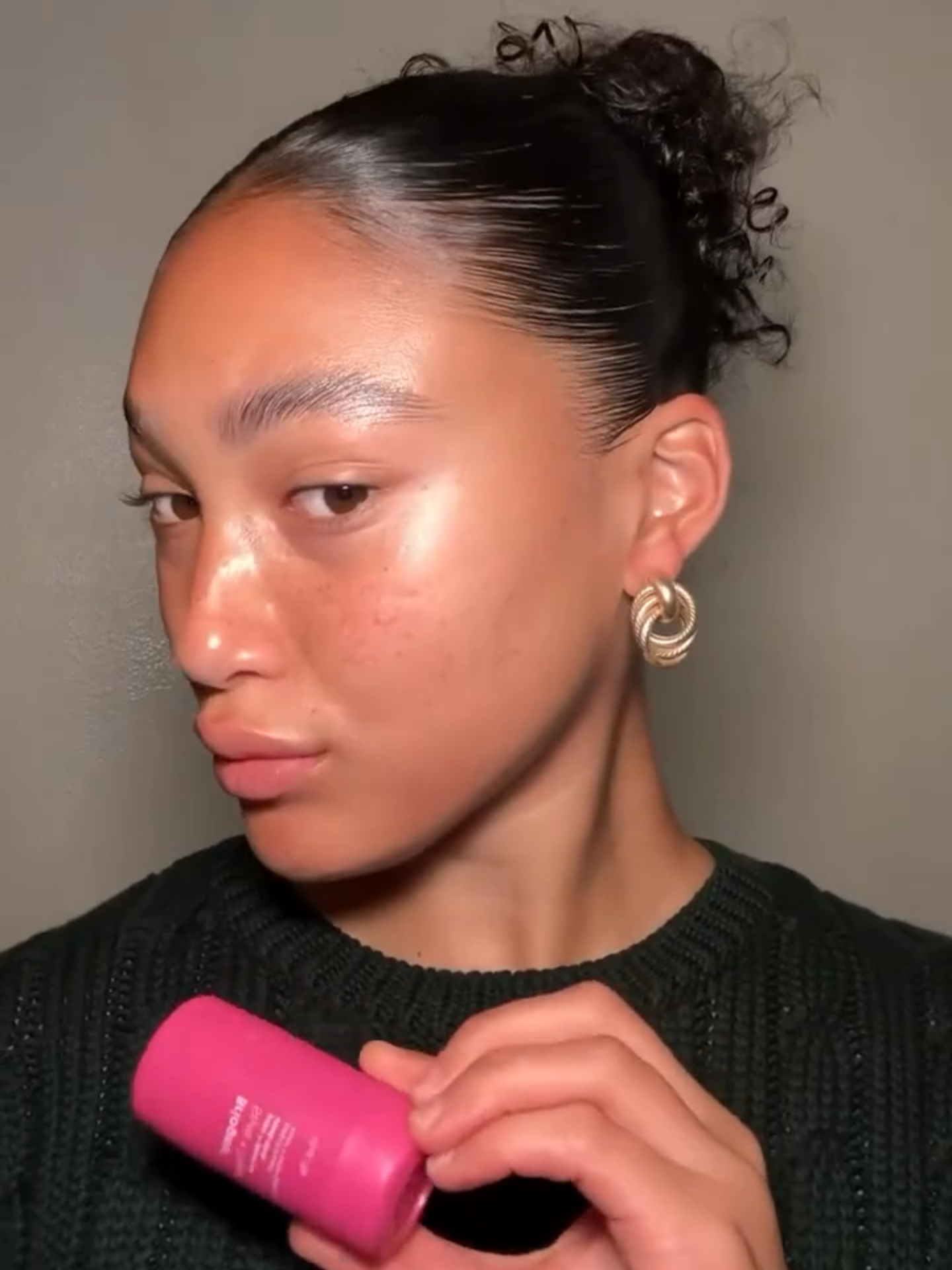 Stop scrolling… ✋ and enjoy 45-seconds of Sleek Stick bliss ✨ Save this post for your next frizz-free, slicked-back style this #cozyseason 🎥 @autumnthompkins