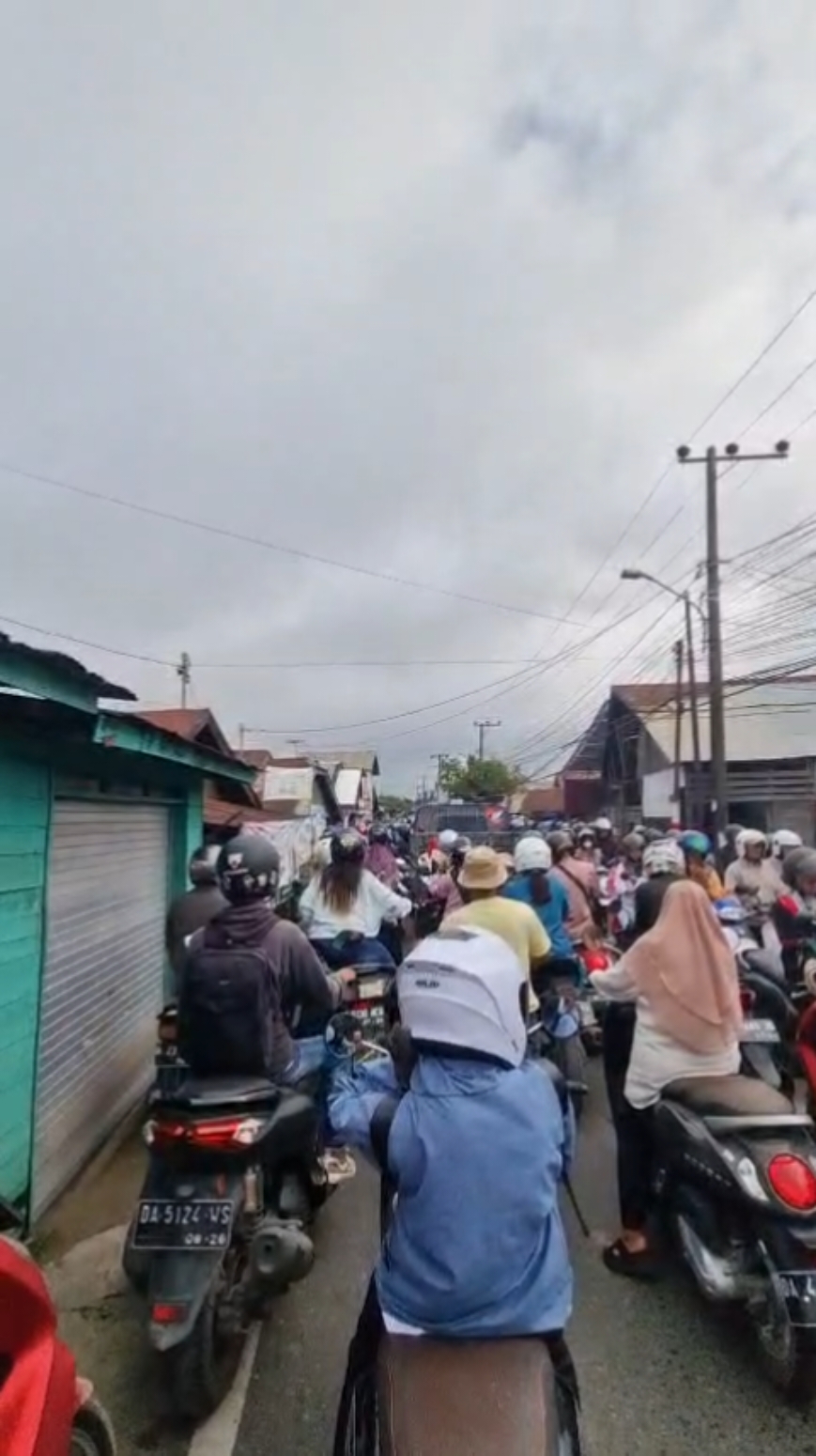 @WARGABANUA NEWS Pagi Rabu (20/11) Kondisi lalulintas di Sei. Lulut, Lintas Kabupaten Banjar <-> Kota Banjarmasin. Macet 