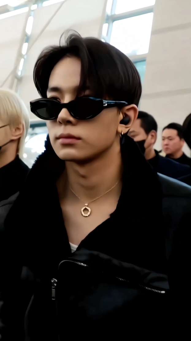 HE LOOKS SO COOL OMG 🔥😭 #heeseung #airport #enhypen #engene #fyp 