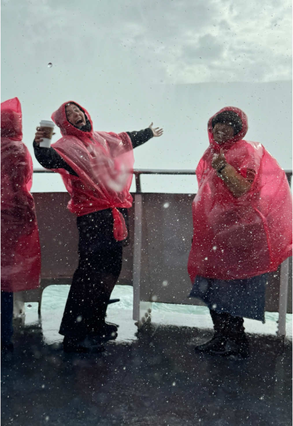 A casual day at Niagara Falls 🤣 with @Taylor Banks @Sydney Moss @Karen Chuang #niagarafalls #toronto #canada_life🇨🇦 #tourist #adventuretime 