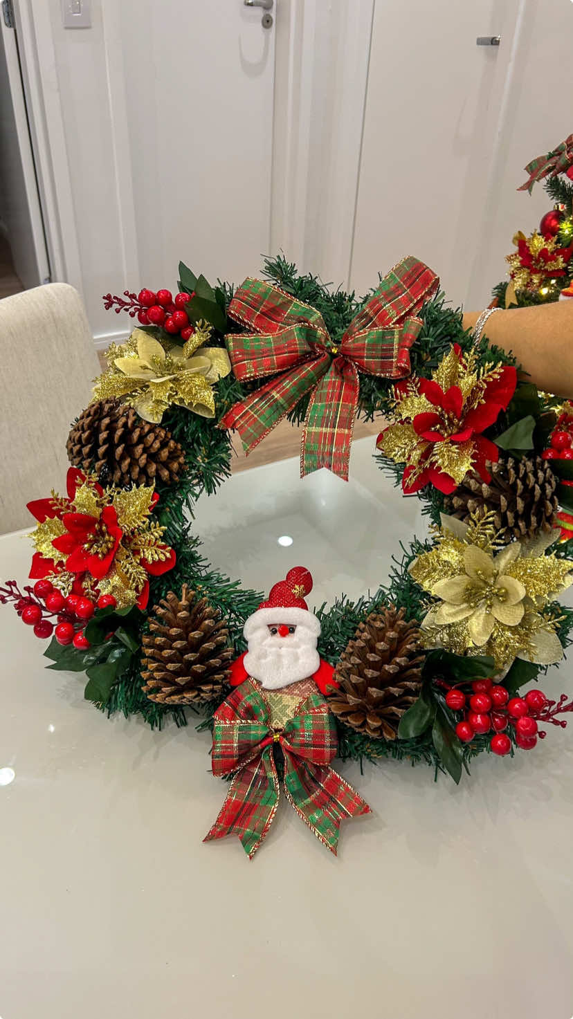 Vem montar uma guirlanda comigo?? 😍✨🎄 Essa foi minha primeira guirlanda e amei o resultado, e vocês?  #guirlanda #guirlandadenatal #guirlandanatalina #natal #natal2024 #decor #decornatal #DIY #dicas 