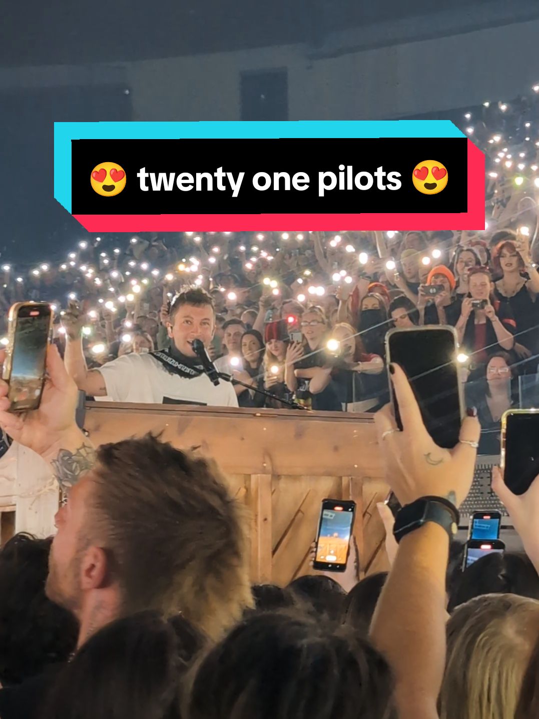 Caught in 4k at @twenty one pilots 🤭🤭 #twentyonepilots #melbourne #rodlaverarena #tylerjoseph 