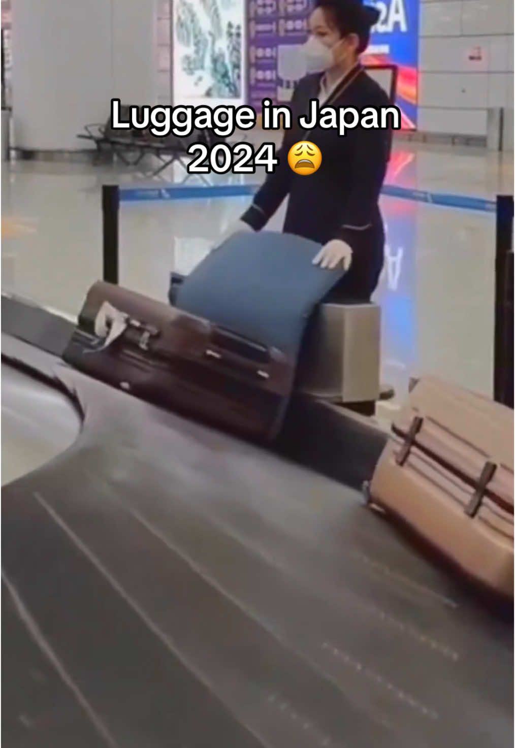 This is how they actually treat your checked bags😭 #mycarrybag #travelhack #travelbag #travel #fy #fyp #women #girls #girlies 