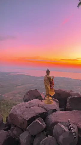 จุดชมวิวเขาพระยาเดินธง ลพบุรี ด้านล่างวิวเขื่อนป่าสัก บางวันโชคดีอาจเจอทะเลหมอกสวยๆ อยู่ไม่ไกลจากทุ่งทานตะวันไร่คุณรำยอง ใครไปแวะขึ้นไปชมวิวได้ ถนนอย่างดี แนะนำให้มาก่อน6โมงเช้า พระอาทิตย์ขึ้นจะสวยมากๆ #เขาพระยาเดินธง #เขาพระยาเดินธงลพบุรี 