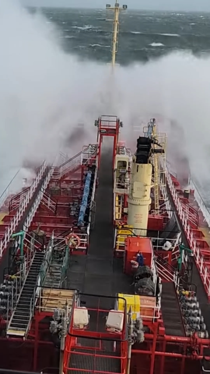 Massive Waves Caught on Camera – Nature’s Raw Power! 🌊 #ship #vessel #storm #bigwaves #scary #brave #bigships #rough #heavy #sea #oceanlife 