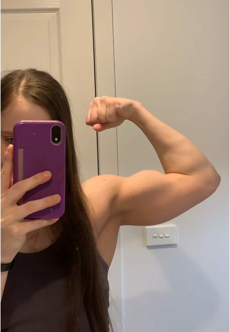 Yes, the mooscles are getting bigger indeed.  IG - xtinglefit #gym #bodybuilding #Fitness #bodybuilder #aussie #gymmotivation #flex #bicep 