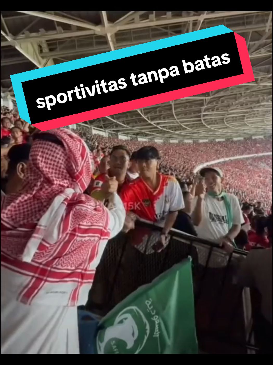 bentuk sportivitas supporter yang baik Indonesia VS arab PATUT DITIRU #bolasepak #afc #timnasindonesia🇮🇩 #sportivitas #fyp #viral #edukasi 