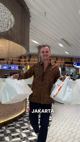 Belum lama, di jalanan Jakarta saya membagikan makanan, bahan makanan dan minuman  kepada orang-orang. Ada yang dapat makanan dari restoran, ada yang dapat bahan makanan dan minuman dari supermarket 🥰  Jangan lupa berbuat baik! Kebaikan akan selalu kembali kepada kalian, jangan lupa! 🤍🙏🏼 #mrterimakasih #berbuatbaik_dengan_mrterimakasih #jakarta 