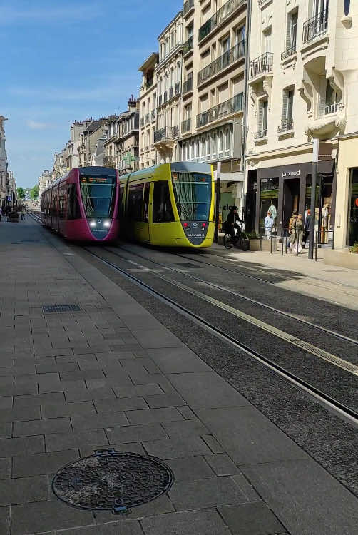 Ground-level power supply adalah salah satu konsep yang di gunakan oleh beberapa Layanan Tram di kota kota besar di dunia. Konsep ini dilakukan dengan cara menaruh daya listrik di tengah rel di bawah permukaan tanah dari segmen-segmen yang masing-masing bertenaga, bukan dari kabel LAA seperti Tram pada umumnya. Ground-level power supply dikembangkan untuk alasan estetika, guna menghindari keberadaan kabel laa di pusat pusat kota. Ground-level power supply systems sejak awal abad ke-21 di kembangkan oleh Alstom APS, Ansaldo Tramwave, CAF ACR, dan Elways. Saat ini sistem Ground-level power supply sudah di gunakan di beberapa kota di antaranya Angers, Reims, Orleans, Tours, Dubai, Lusail, Rio de Janeiro, dan Sydney.  #tram #tramway #lightrail #emu #alstom #aps #caf #fypシ゚ 