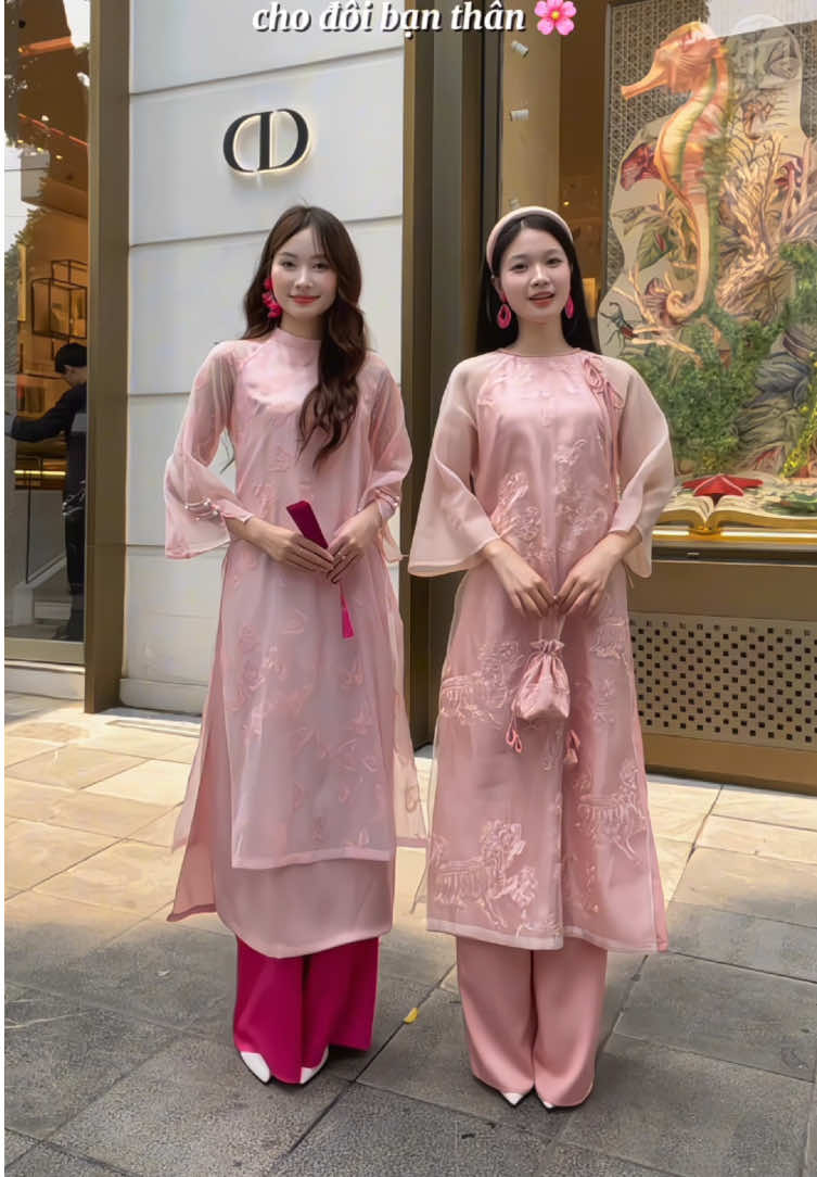 Mặc áo dài tone hồng cùng bạn thân để đón Tết 🌸 #xuhuong #trending #aodai #aodaicollection #thietke #aodaiViet #aodaithietke #aodaitruyenthong #OOTD #fashion #thoitrang #lanadesignvn 