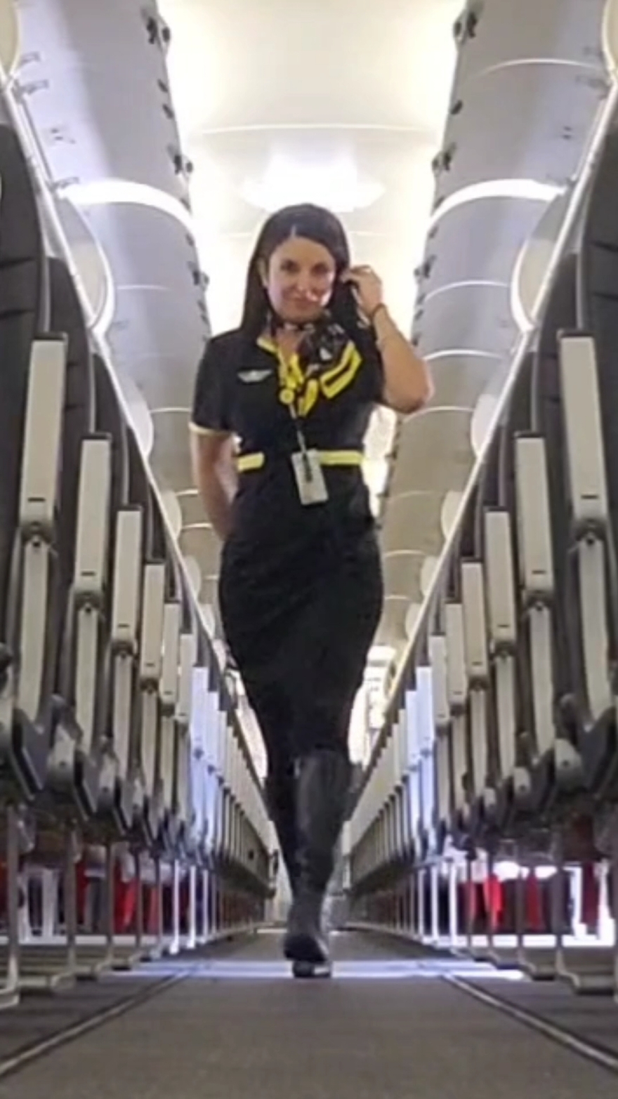 When your job is a hobby, and your hobby is your job. #flightattendant #Vegas #layoverdiaries #flightattendantlife #lovemyjob #flying #azafata #azafatadevuelo #blackandyellow 