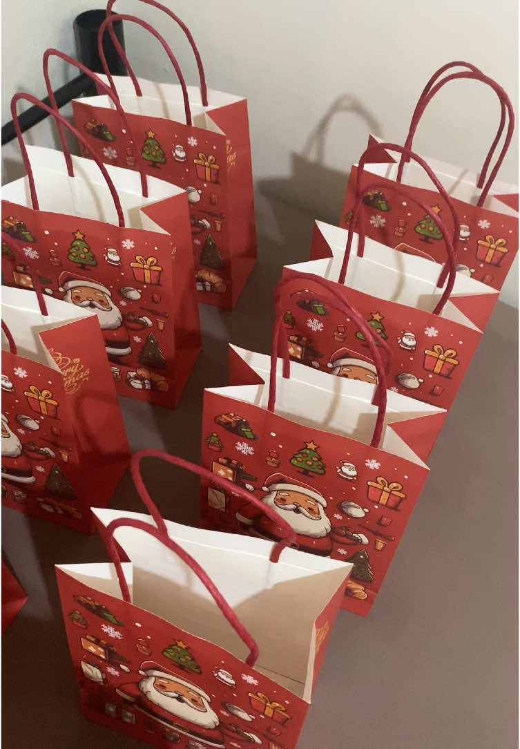 10pcs gift paper bag for 92 pesos #giftpaperbag #christmaspaperbag #pamasko #christmasgift #regalo 