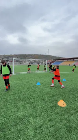 🟠⚫️Heading the Ball 👆For kids, practicing heading the ball should be fun, competitive, and full of variety. ⚽ 🔹Here are two variations we chose: 1️⃣ Heading the ball while standing. 2️⃣ Diving header (“the jump”). If you found this video helpful, leave me a comment! 💬👇 #soccertraining ⚽ #kidstraining #header #funtraining #soccertips 
