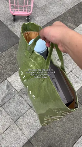 just looove this color! 💚💚💚#handbag #schoolbag #fypシ゚viral🖤tiktok #autumn #fallfreshness #whatsinmybag #foryou #tiktokshopblackfriday #tiktokshopcybermonday #spotlightfinds #totebags #everydaybag #workbag #coolbag #schoolbag #fypage #tiktokshopmothersday #mothersdaygift #purse #fashion #purses #sale