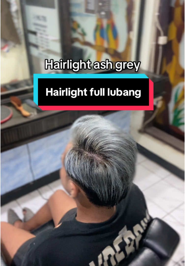 Kurang lebih mirip full blok  #hairlightrambut #ashgrey #barbershopkudus #gayarambut #hltbbarbershop #heltobabarbershop #hairlightashgrey #hairlighputih #lowfade #fypシ #highlight #semirrambut #fyp 