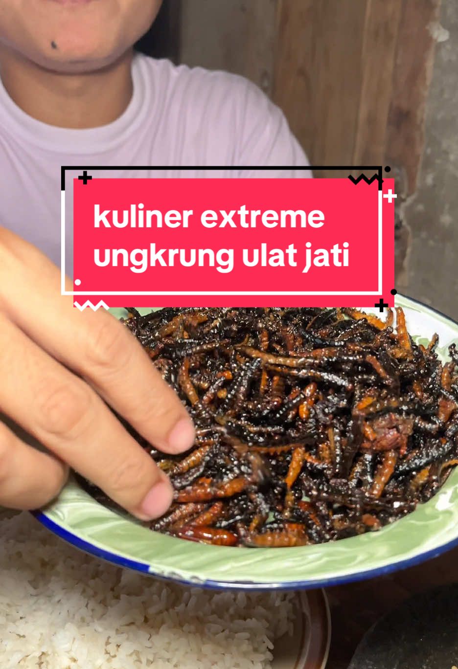 Ungkrung uler jati makanan musiman di Gunungkidul Pokoke diselakke makan ini sebelum musim ungkrung jati habis haha Pawon ini hanya pawon konten saja, tidak diperjual belikan awalnya, tapi kalo pengen langsung DM saja #exploregunungkidul