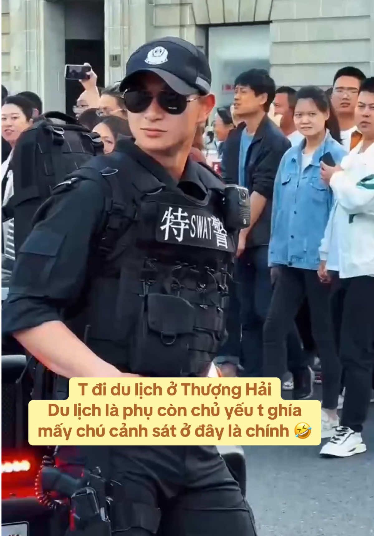 Cố tính đi Thượng Hải chỉ để ngắm trai đẹp 🤣 #quinnietravel #traideptrungquoc #shanghai #thuonghai #china #dulich #viralvideo 