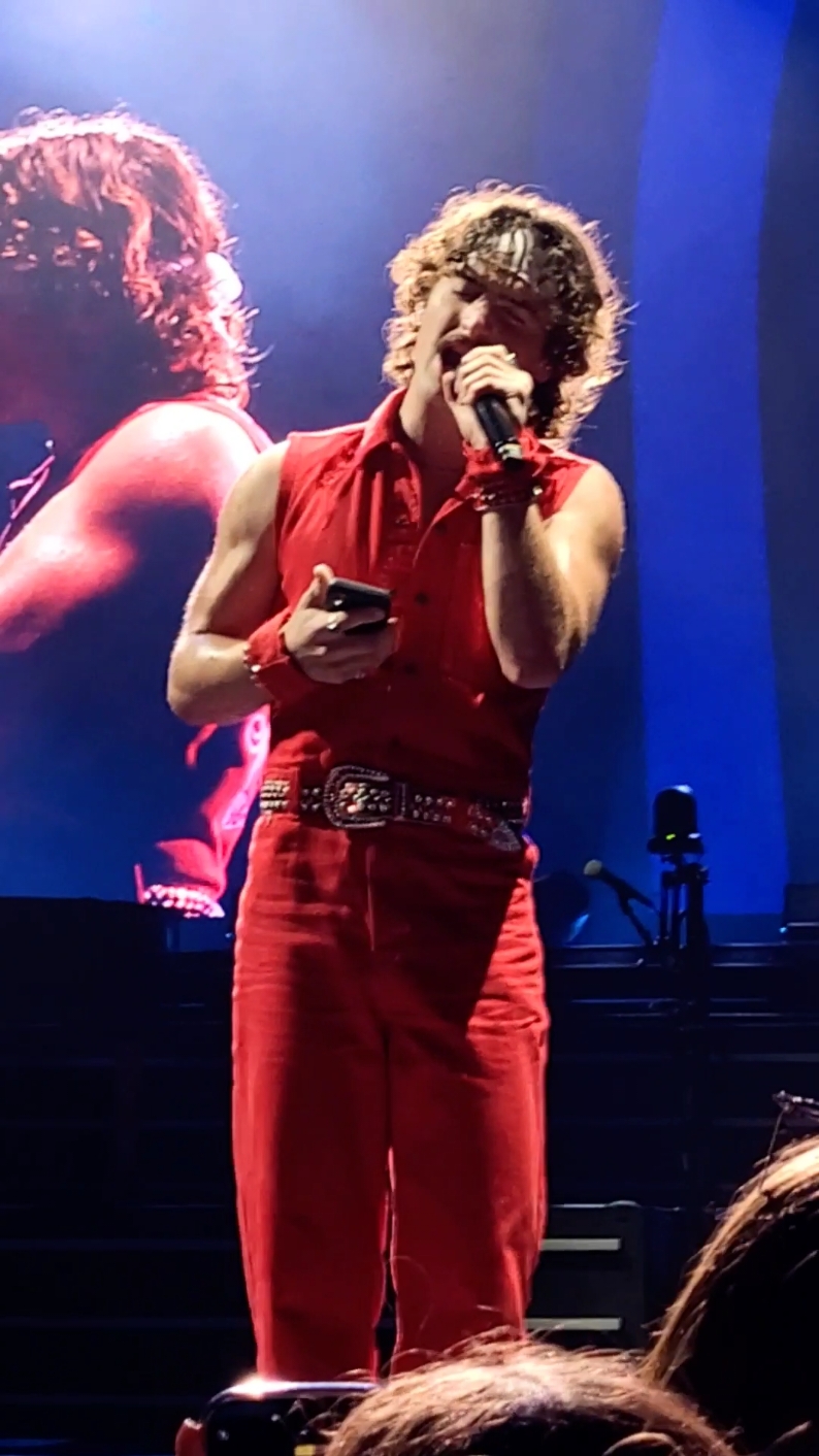 I love this song and to hear this live 😍😍 Thank you @Benson  #bensonboone #benson #concert #deathwishlove #londonn1 #london #worldtour #fireworksandrollerbladestour #twisters #live @Benson Boone Nation 🎆🛼 