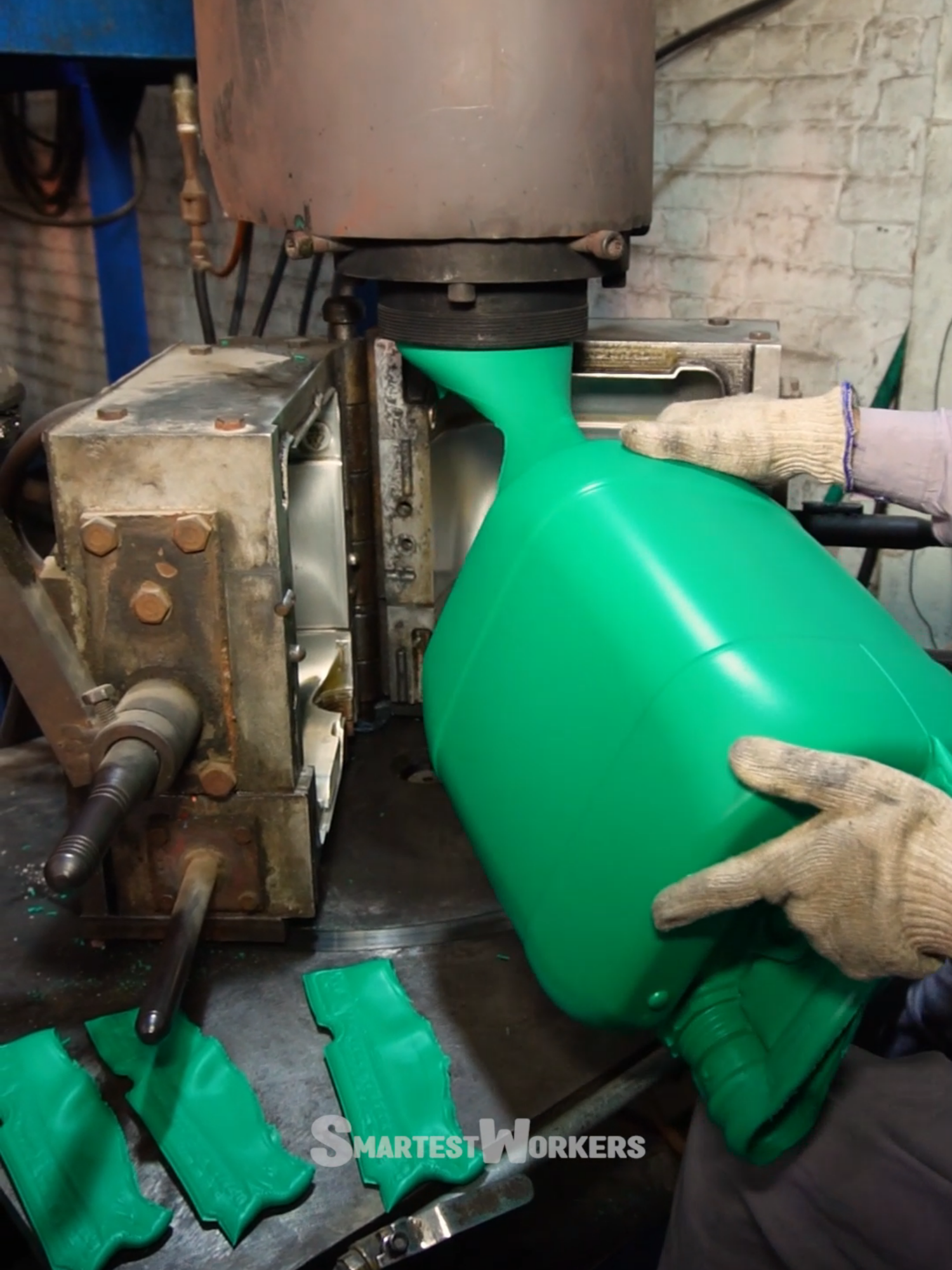 How Green Plastic Jerry Cans Are Made in the Factory