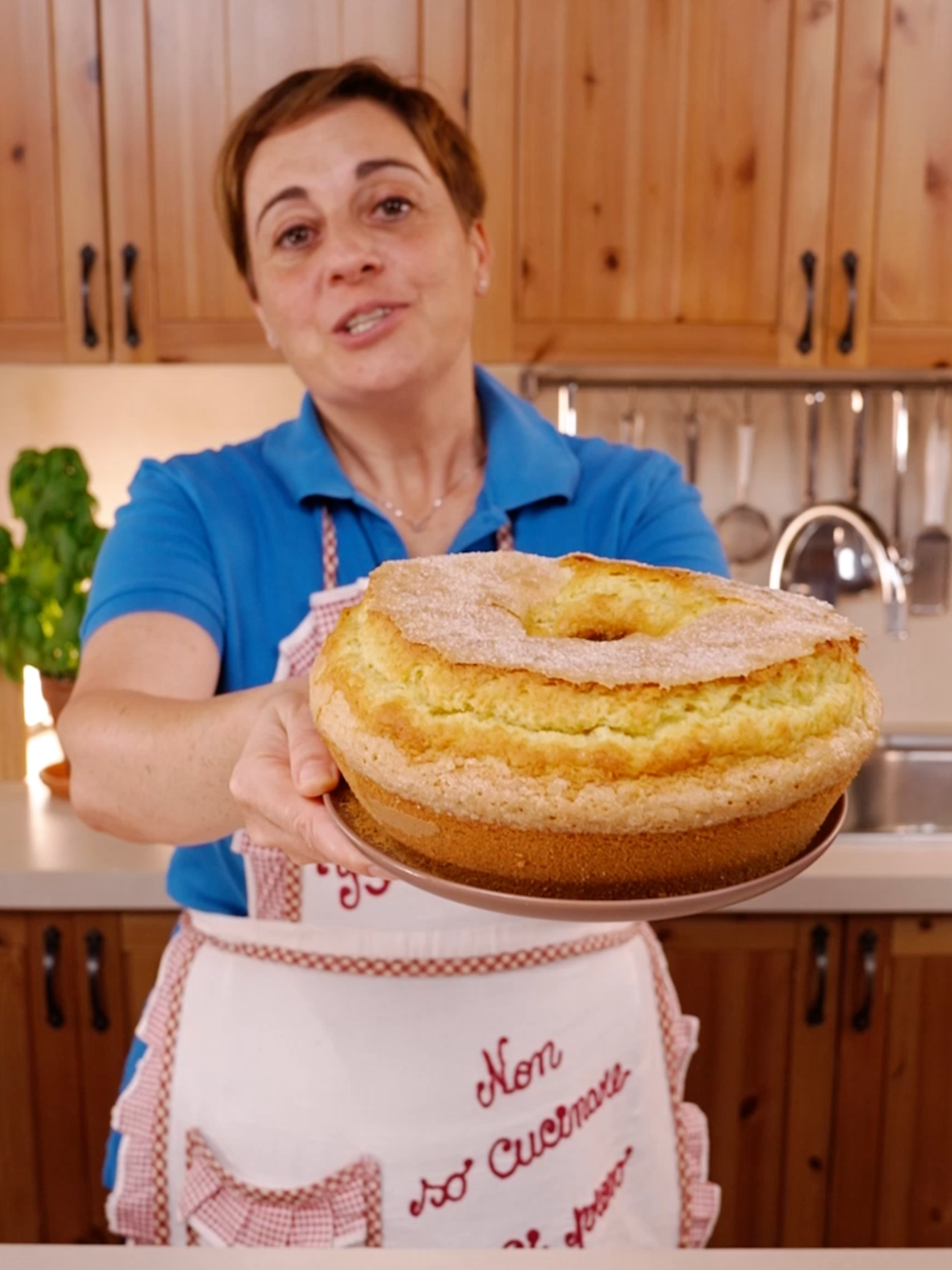 CIAMBELLA SOFFICE ALL’ARANCIA Perfetto per iniziare la giornata o per godersi una golosa merenda. INGREDIENTI 4 uova 200g di zucchero + per decorare La buccia grattugiata di 2 arance 150ml di succo d’arancia (2 arance) 1 fialetta di aroma arancia 150ml di olio di semi di girasole 350g di farina 1 bustina di lievito per dolci (16 g) PROCEDIMENTO In una ciotola rompiamo le uova e iniziamo a mescolare con le fruste elettriche. Aggiungiamo poi lo zucchero, sempre continuando a mescolare. Grattugiamo adesso la buccia delle arance e versiamo anche il succo delle arance, ottenuto con uno spremiagrumi. Versiamo la fialetta di Aroma Arancia e l’olio di semi di girasole. Mescoliamo ancora con le fruste elettriche. Aggiungiamo la farina un po’ alla volta. Uniamo la bustina di lievito per dolci e continuiamo a mescolare fino a ottenere un impasto morbido e senza grumi. Versiamo l’impasto in uno stampo a ciambella da 24-26 cm già unto e infarinato. Cospargiamo la superficie del ciambellone con un po’ di zucchero. Inforniamo e lasciamo cuocere in forno ventilato a 170° C per 35 minuti circa, oppure in forno statico a 180° C sempre per circa 35 minuti. Una volta cotta la nostra ciambella soffice all’arancia, lasciamola raffreddare. Estraiamola poi dallo stampo e portiamola in tavola per colazione o per merenda! #ciambellone #ciambelloneallarancia #Recipe #ricettafacile #benedettarossi #fattoincasadabenedetta #cucinaitaliana