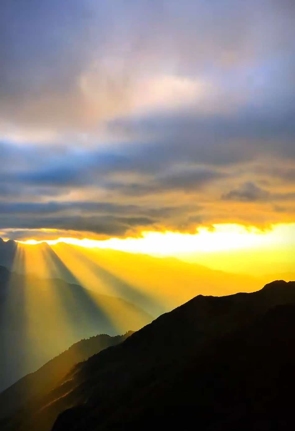 sunrise nadekheni beautiful sunrays for you 📍Panchpokhari, Sindupalchok, Nepal 🇳🇵 #fyp #fypシ #foryou #foryourpage #peaceful #vibes #explore #place #travel #mind #nepal #panchpokhari #trek #horizon #timelapse 