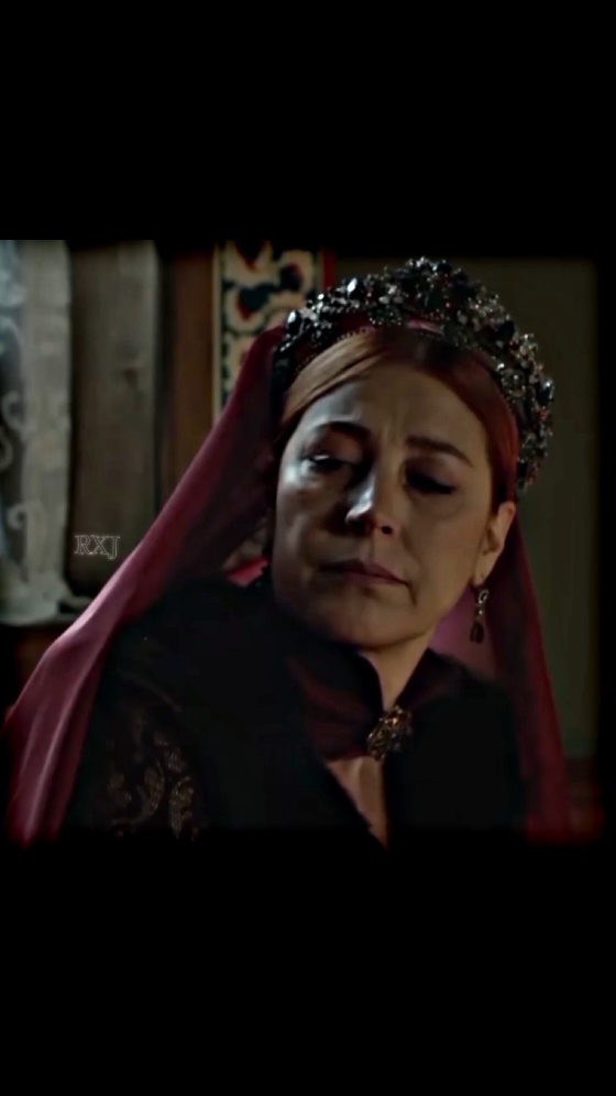 El hecho de que una vez más Hürrem lloró a solas en su habitación y está vez por Mustafa 🥀 [Sí, todos sabemos que fue un plan de Hürrem, Mihrimah y Rüstem pero eso no quita que a ella le haya dolido la muerte de él, ella misma le dijo a Mustafa que hubiera deseado que él fuera su hijo y así no estarían obligados a luchar el uno contra el otro, recordemos que ese tiempo quien subía al trono debía m*tar a sus hermanos y por lo mismo Hürrem luchó tanto, para que sus hijos lo m*rieran pero lamentablemente al final eso no valió la pena pues ella se fue antes de ver a uno de sus hijos sentado en el trono y no pudo evitar la m*erte de Bayaceto.]  . . . . . #hurrem #hurremsultan #hurremsultana #hurremysuleiman #elsultan #hurremsultanedit #rxjihyo #hurremhasekisultan #sangrefalsa 