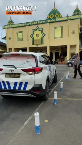 Bagi Pemohon SIM A yang telah lulus ujian teori, selanjutnya akan mengikuti Ujian Praktek I SIM A, yaitu 1. Uji Menjalankan Kendaraan Bermotor Maju dan Mundur Sejauh 50 meter. 2. Uji Slalom/ Zig-zag Maju dan Mundur 3. Uji Parkir Pararel dan Parkir Seri 4. Uji Mengemudikan Ranmor Berhenti di Tanjakan dan Turunan. #satlantaspolrestakalar #simpolrestakalar