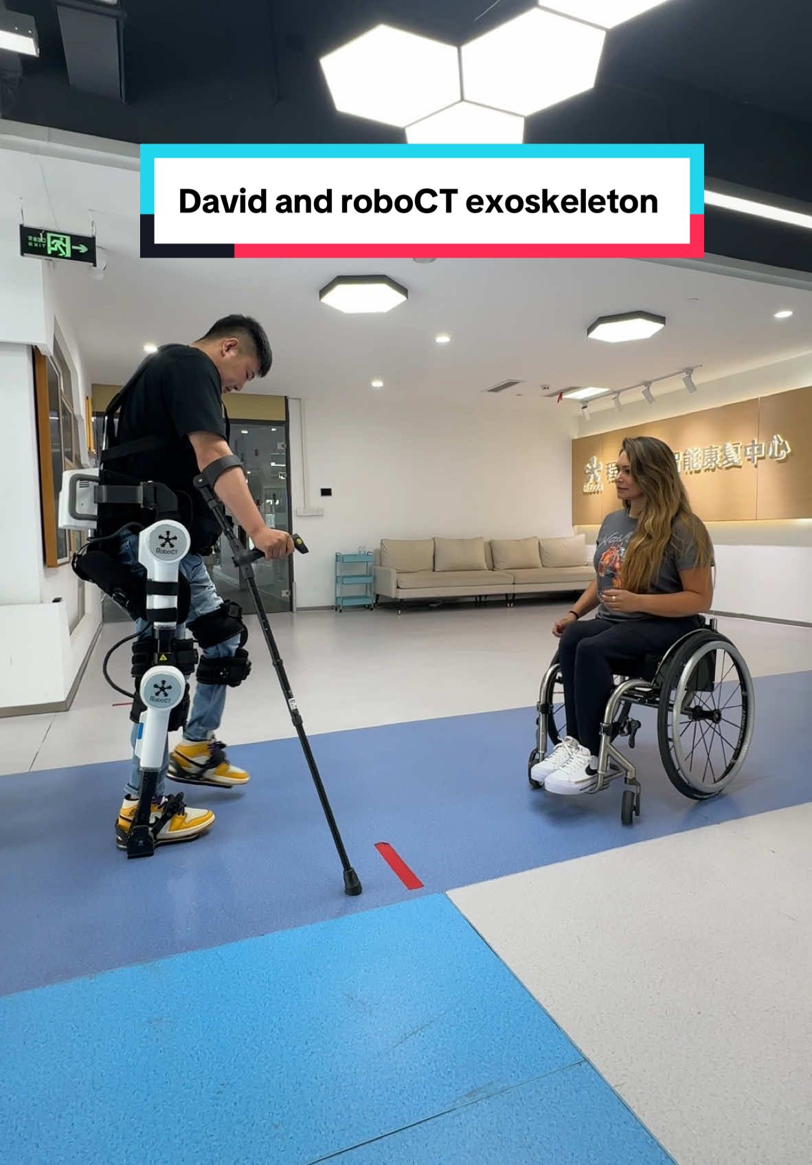 When I was visiting the #RoboCT headquarters, I was invited to warch David’s training with the RoboCT exoskeleton device. Not many people know this, but its takes a lot of patience, willingness and strenght to train your body to walk again with the help of assistive technology. #tiktokdisability #exoskeleton #technology #spinalcordinjuryrecovery 