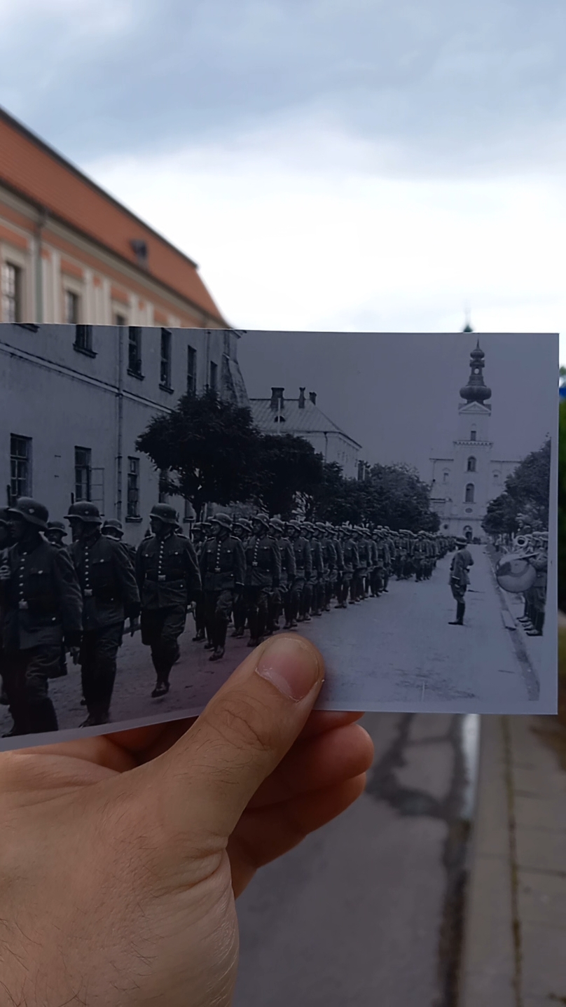 Zamość 1940. Wojska Niemieckie maszerują ulicą Akademicką. Po lewej Akademia Zamojska. #nowe #dlaciebie #historytime #historyofwwii #thenandnow #beforeandafter #ww2 #zamość @Polska1939WW2 @Polska1939WW2 