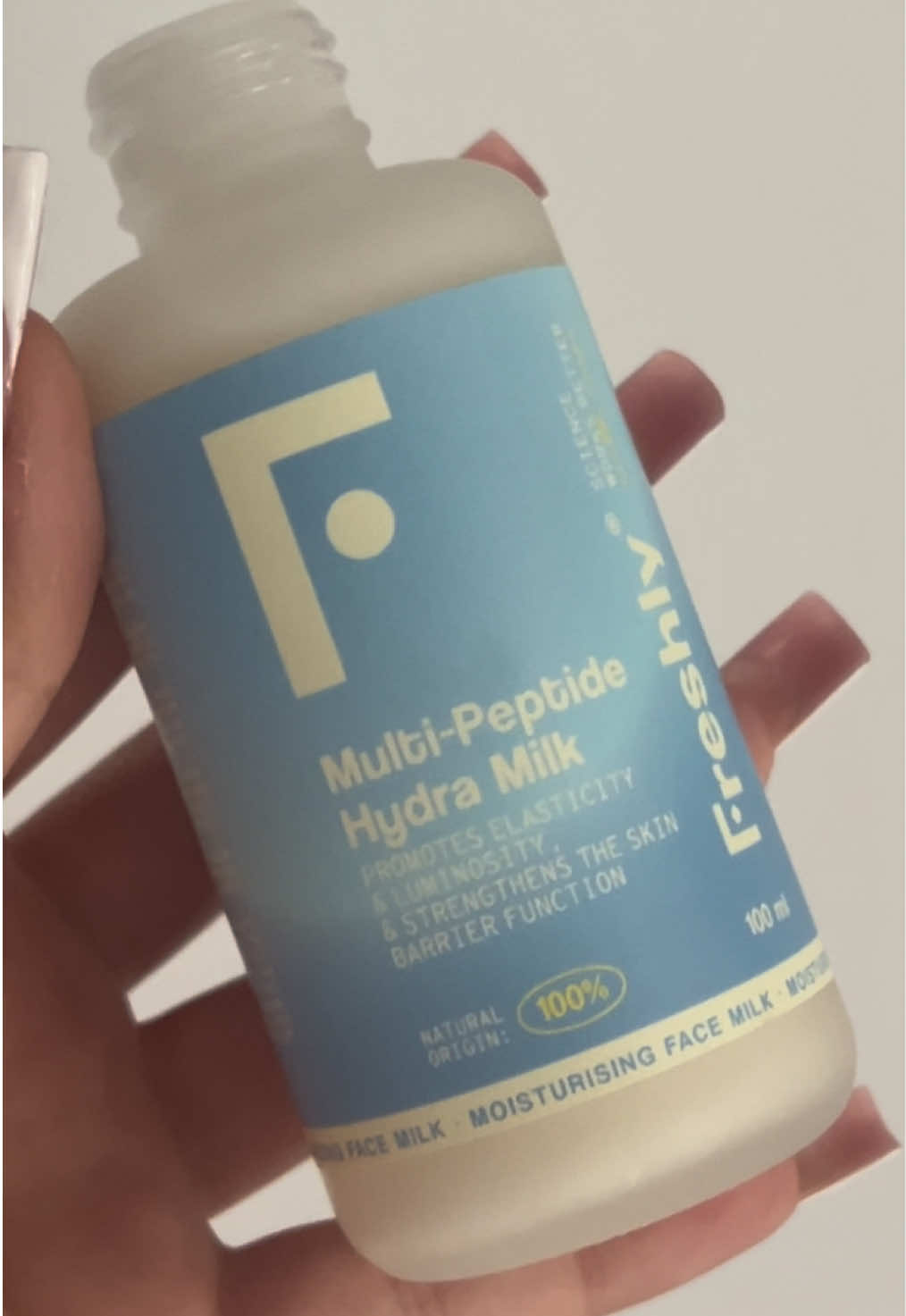 Da pelle spenta a luminosa e rimpolpata con un solo prodotto : il nuovo tonico formato latte idratante di @Freshly Cosmetics Italia che grazie ai peptidi ripristina la barriera cutanea mantenendo l’idratazione fino a 12 ore ✨  #adv #freshlycosmetics #hydramilk